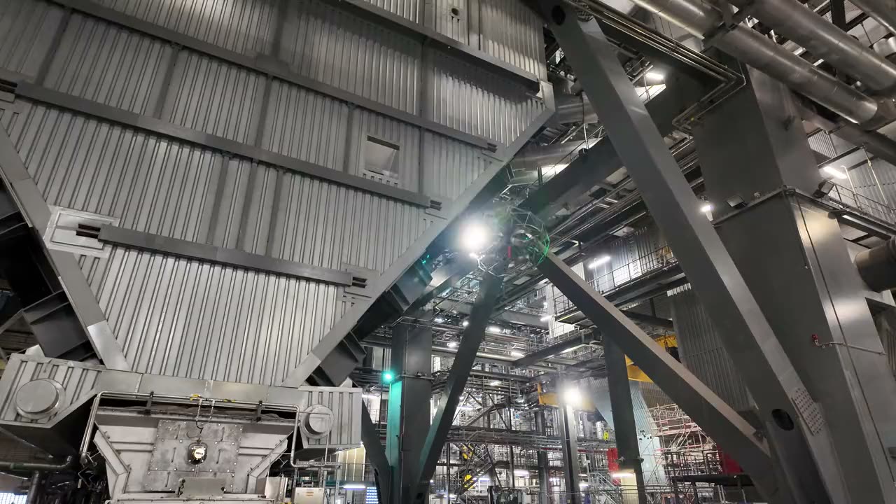 Elios 3 im Flug durch das Stahltragwerk einer Kesselhalle