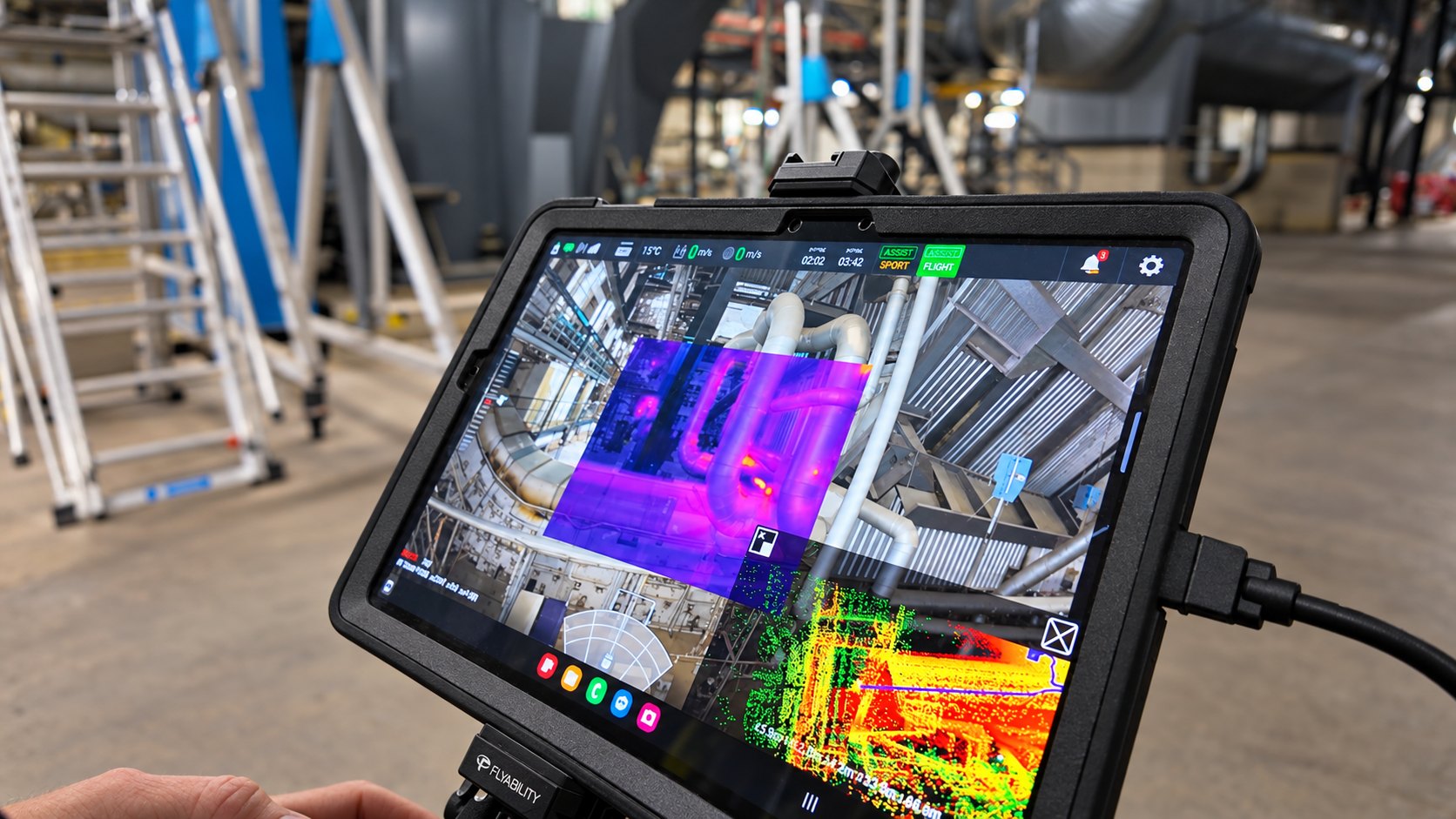 Steuer-Tablet der Drohne in einem Kesselhaus: oben das Kamerabild mit Wärmebild-Überlagerung, unten die farbige 3D-Karte aus dem LiDAR