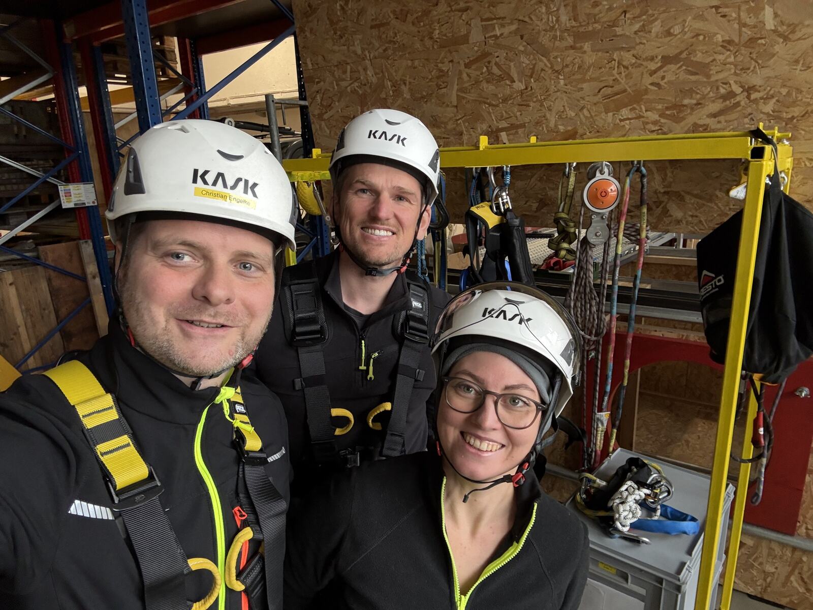 Christian Engelke, Einsatztechniker Stefan Wolf und Dipl.-Wirt.-Ing. (FH) Juliana Engelke mit Helmen und Auffanggurten