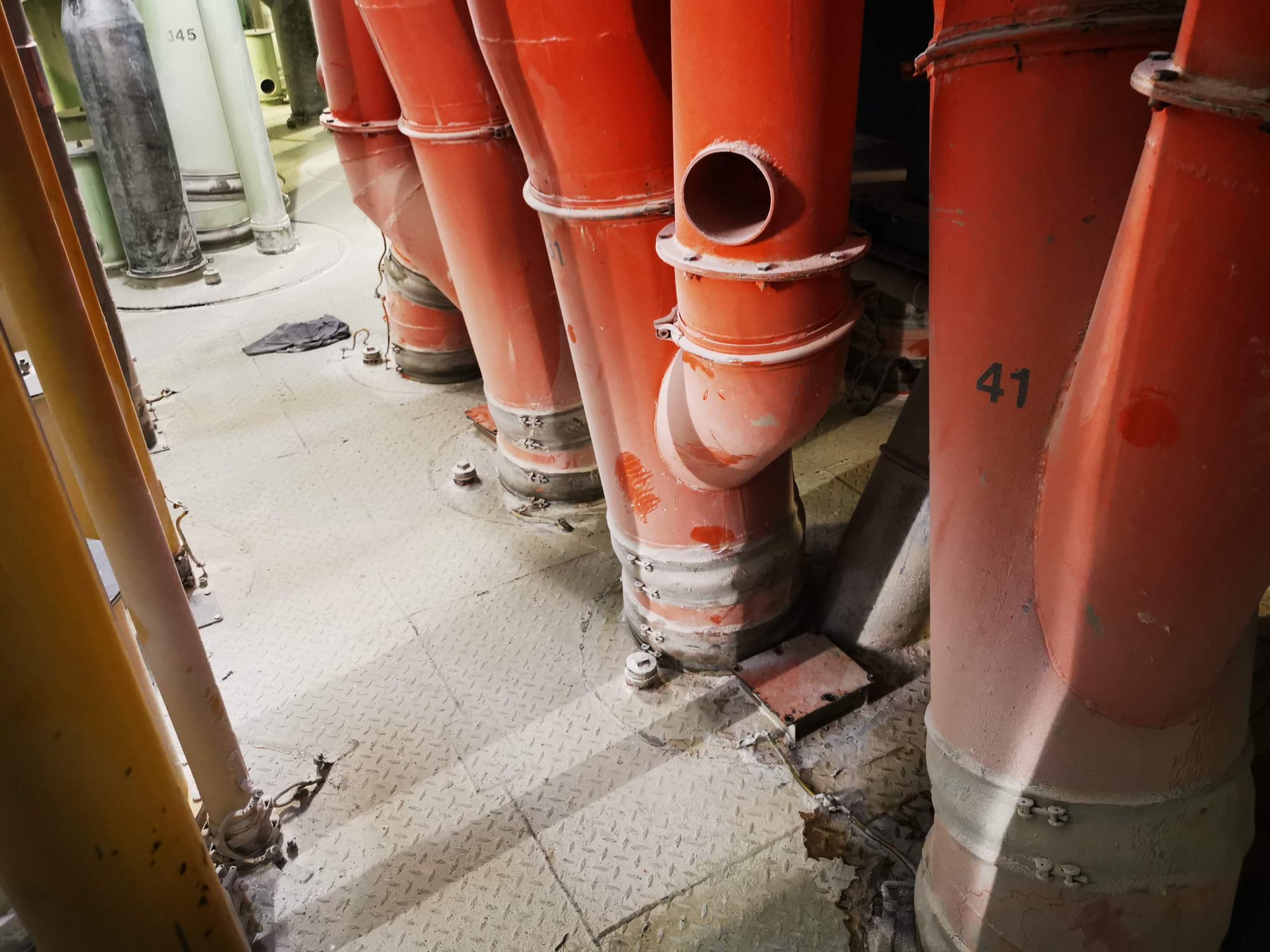 Orange Auslaufrohre unter den Silozellen einer Mühle