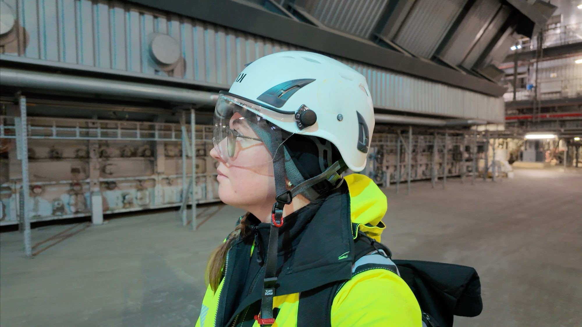 Teammitglied mit Schutzhelm und Schutzbrille im Kesselhaus