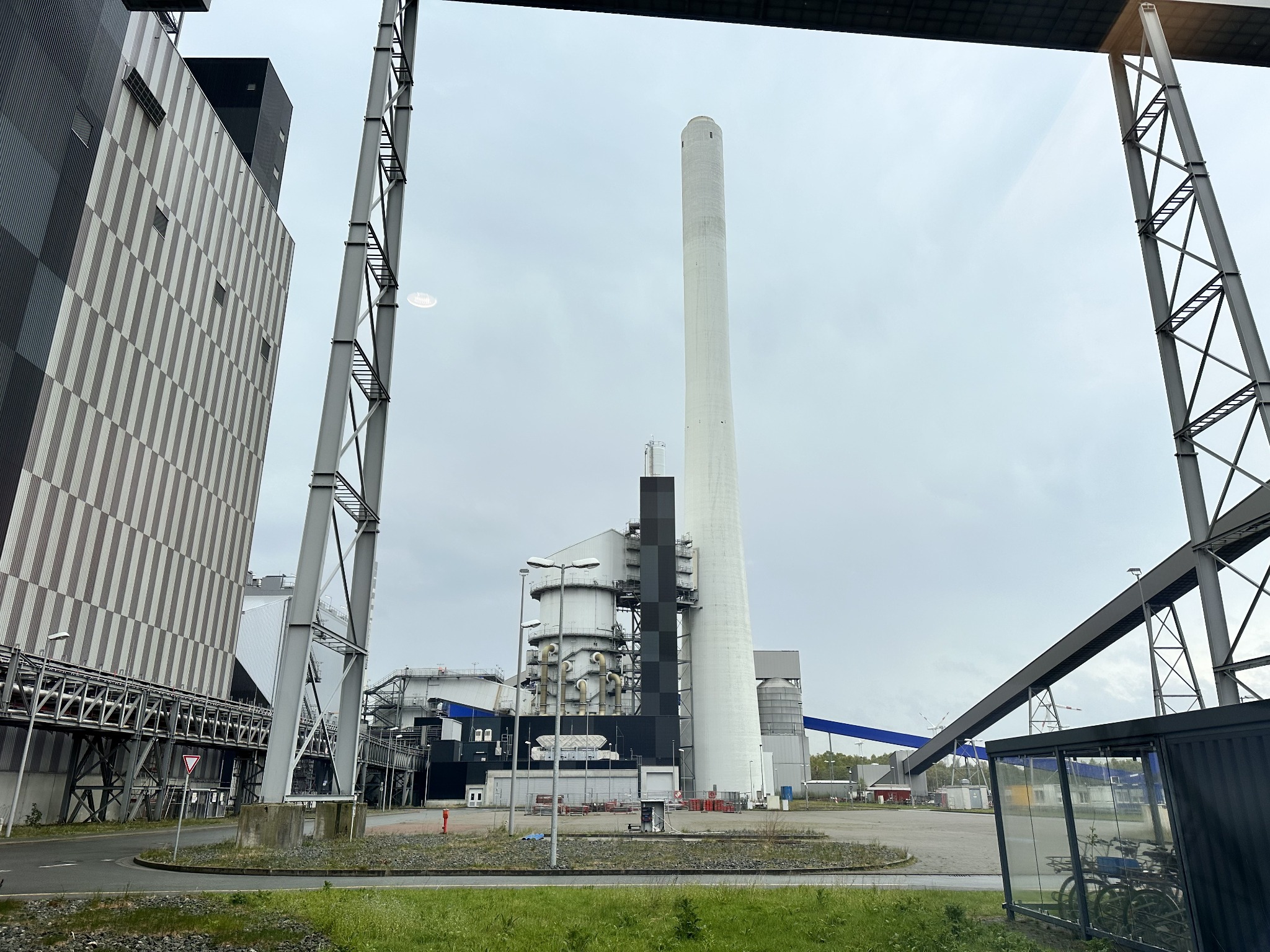 Industrieanlage mit hohem hellem Schornstein, Kesselhaus und Stahltragwerk