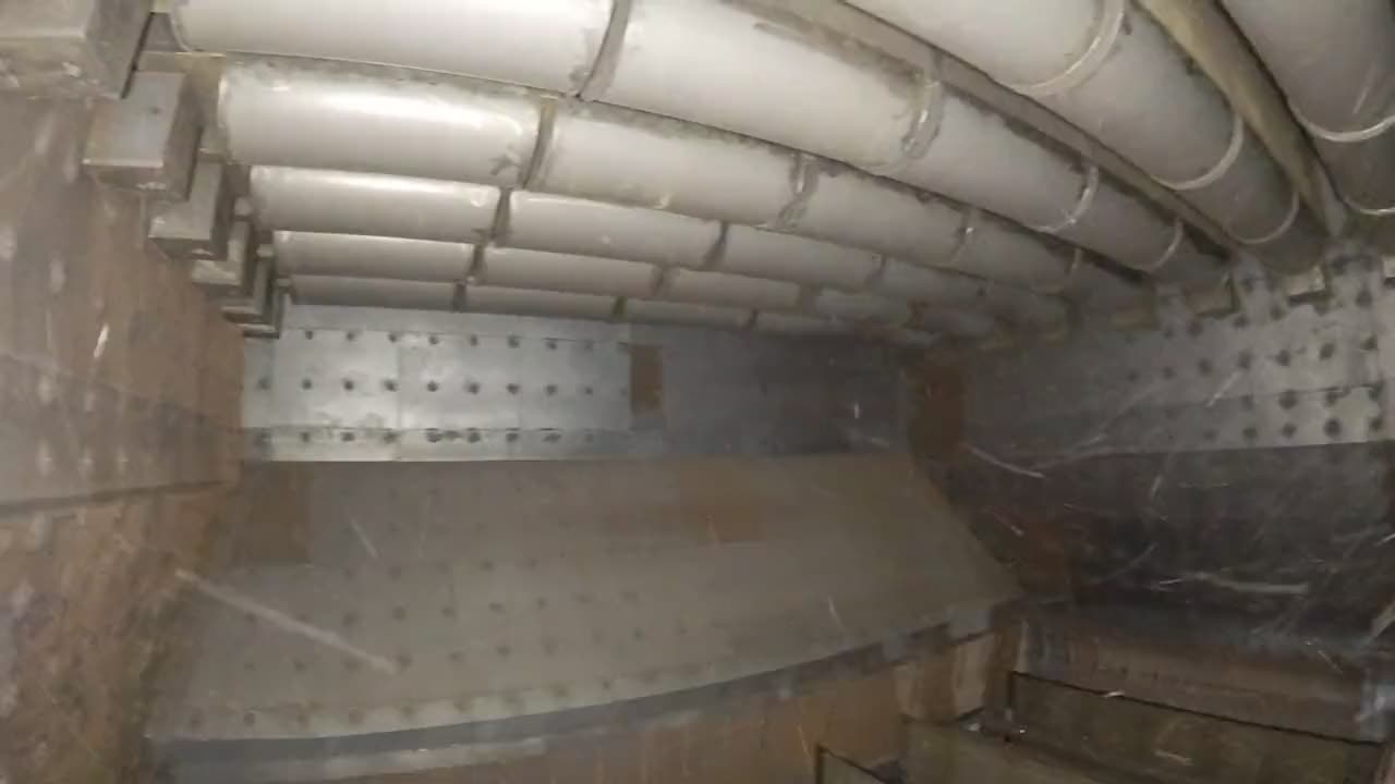 Flug durch den Abgaskanal unter gebogenen Einbauten an der Decke