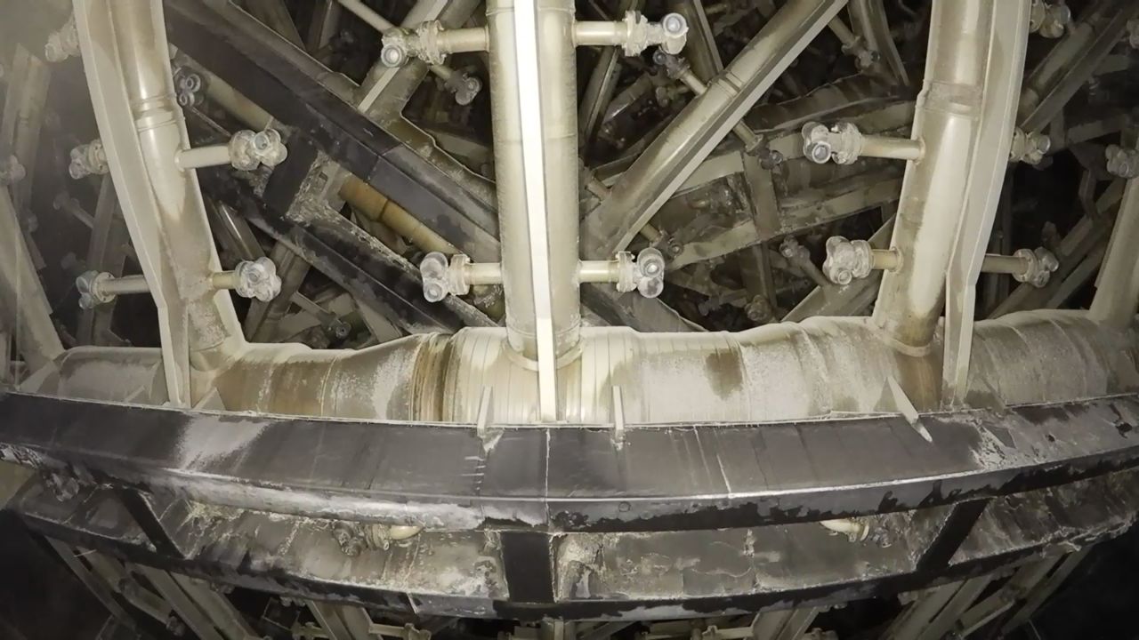Blick im Absorber nach oben in die Sprühebenen: Verteilerrohre mit Düsen über einem Stahlträger mit Belägen
