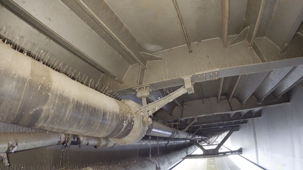 Schräge Abhängung von der Fahrbahnplatte zu einer Rohrschelle, Leitung mit Ablagerungen