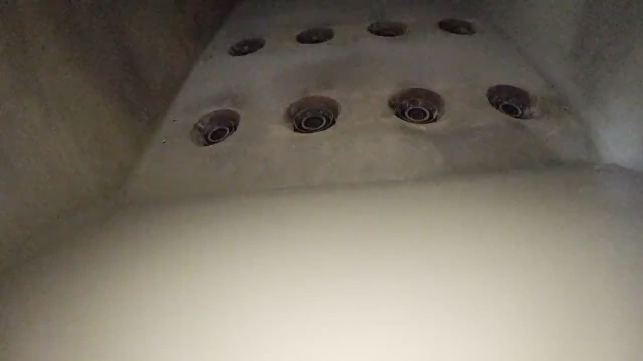 Drohnenanflug auf die Brennerwand im Feuerraum eines Kraftwerkskessels