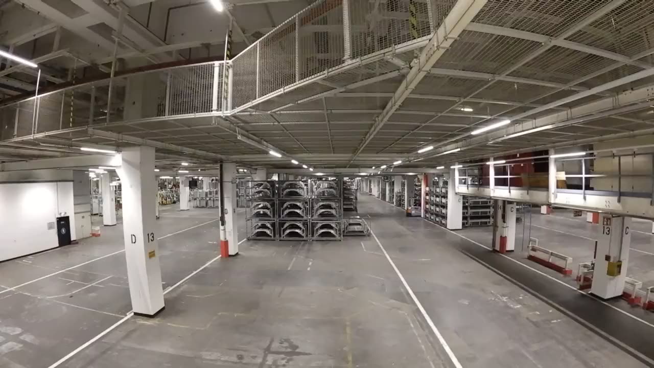 Flug durch die Produktionshalle unter der Stahlbühne