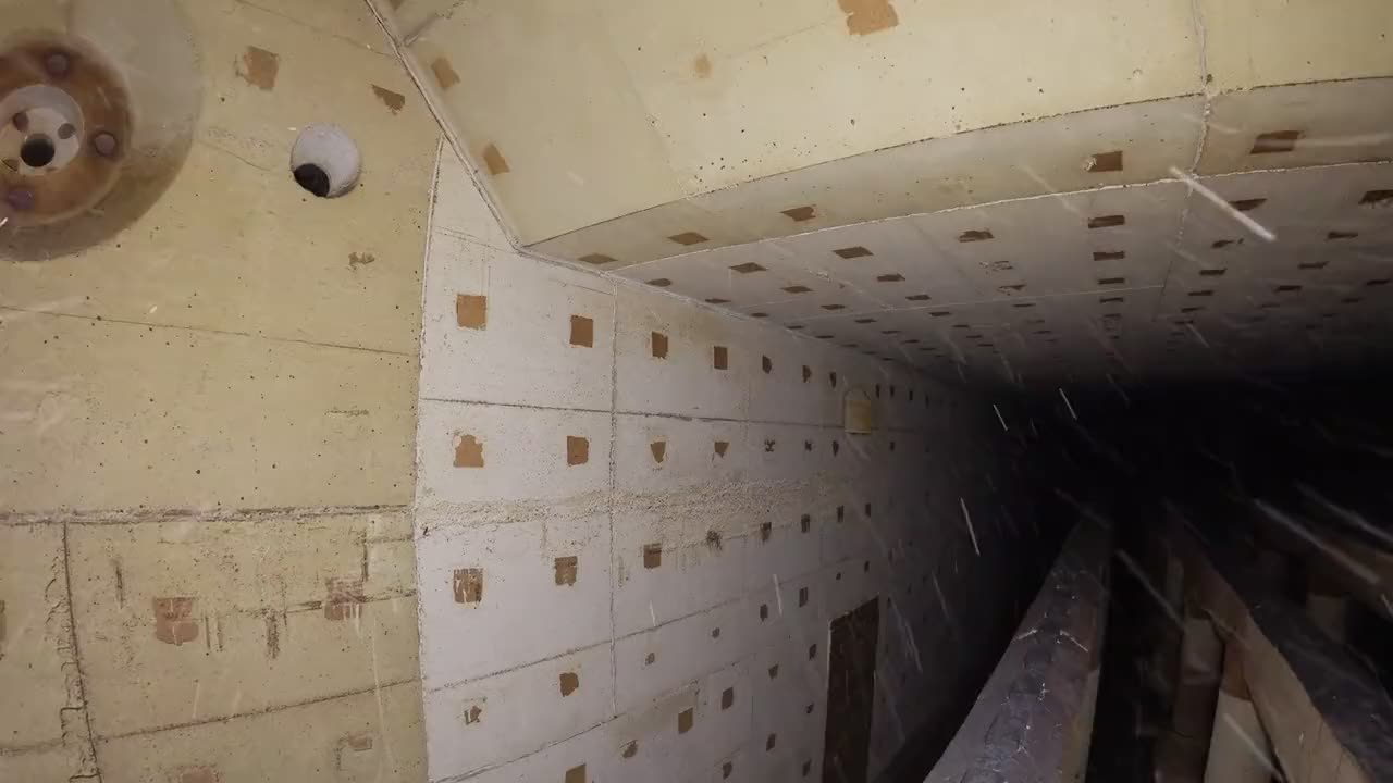 Flug durch den Ofenraum entlang der Feuerfestauskleidung von Wand und Decke