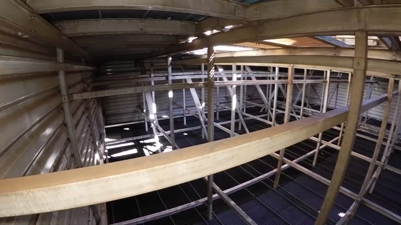 Drohnenflug durch das Tragwerk einer Kühlturmzelle