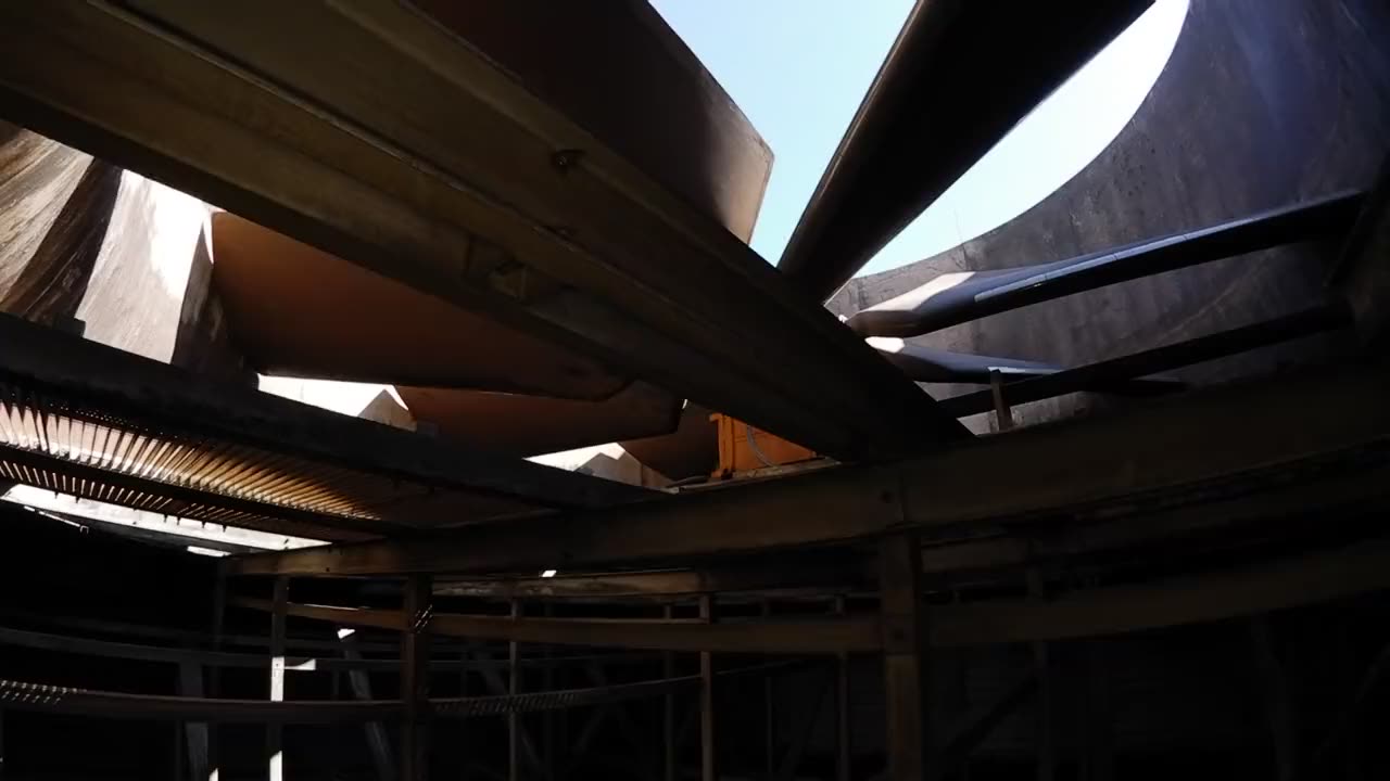 Ventilatorflügel von unten, darüber der Himmel