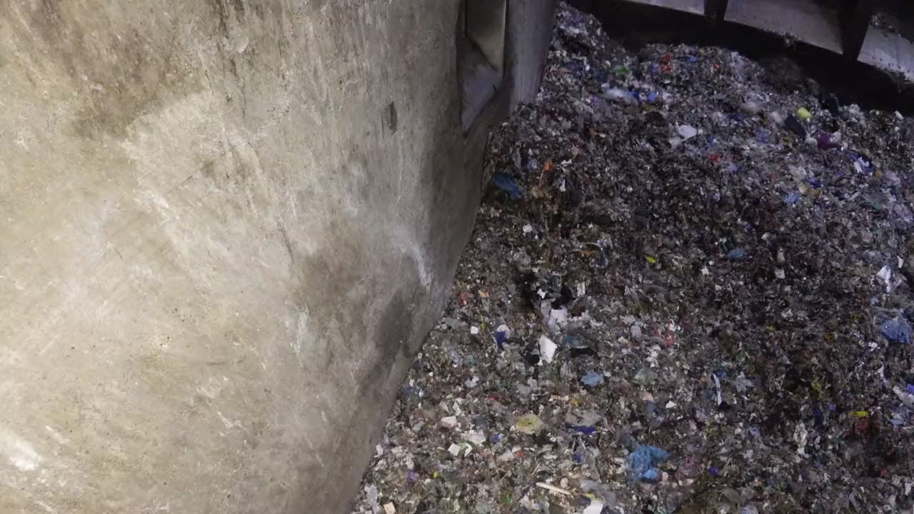 Anflug auf eine Öffnung in der Bunkerwand über dem Abfall