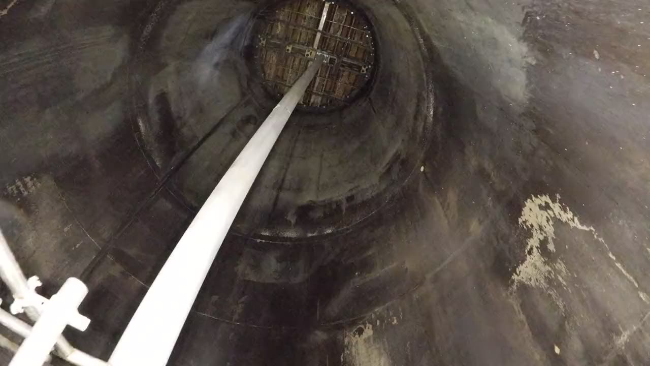 Blick nach oben zu einem Tragrost im Reaktor
