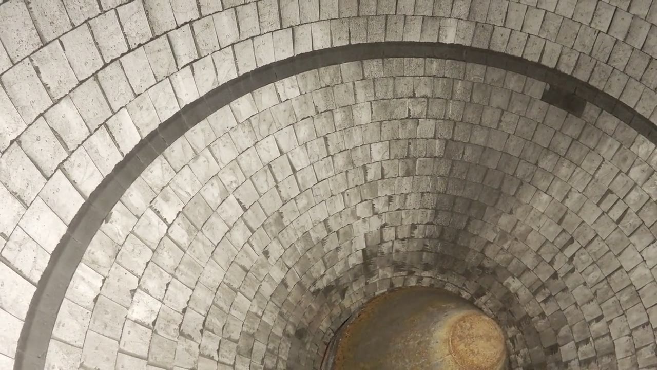 Blick von innen in den ausgemauerten Kegel eines Wirblers, unten der Auslauf